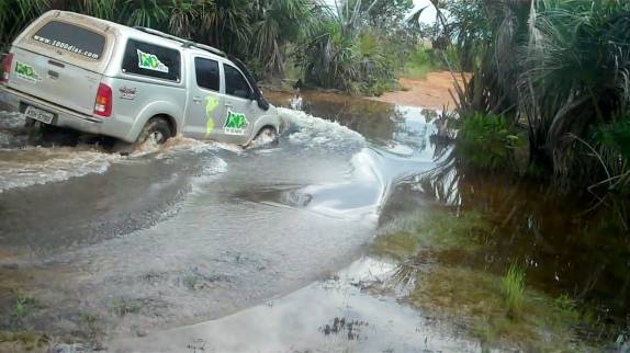 Fiona atravessa rio no P.N Nascentes do Parnaíba, município de São Félix do Tocantins, região do Jalapão - TO